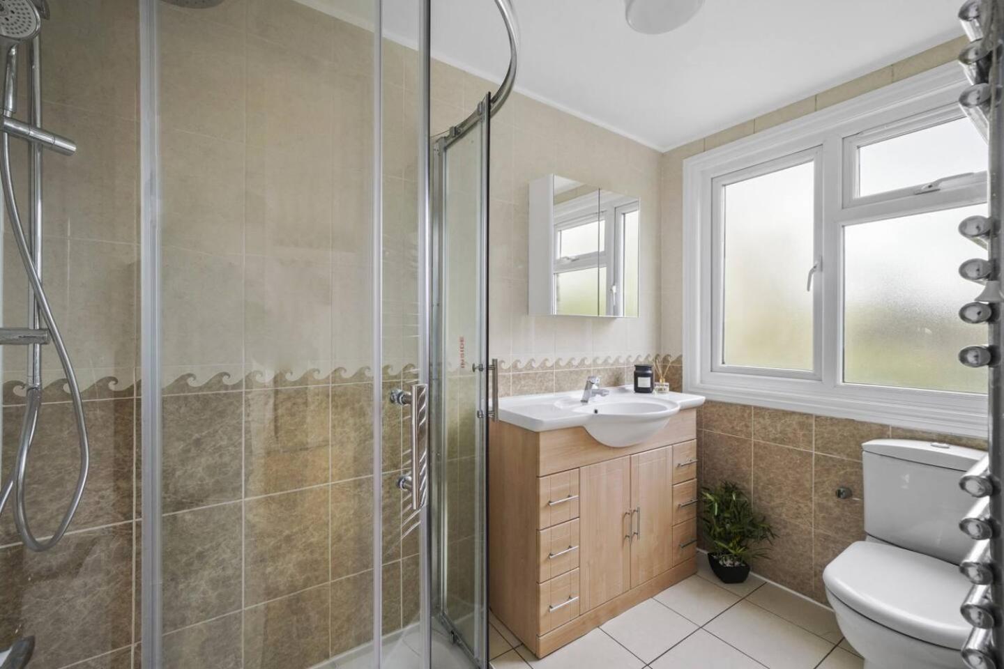 Hanger Lane Hububb Apartment